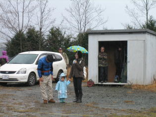 �J�̒��ҋ@����A�n���N�Ƃ��̒��Ԃ����B