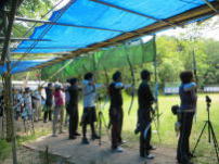 �ˎ�𒆐S�ɁA�����̎Q���҂ň�ꂩ����Ȃ��E�E�E