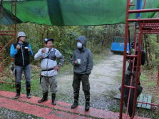 �B��Ă���l�͒N�H